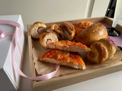 Box salata con pizzette, calzoni e roll con wurstel