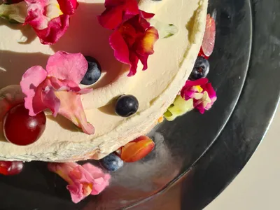 Torta di compleanno decorata con crema e frutta